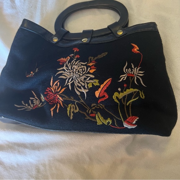 Beautiful black floral embroidered hand bag. Round handles - Picture 3 of 12